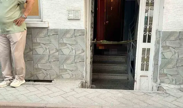 Sokakta düşen yaşlı adam evinin kapısında hayatını kaybetti