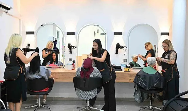 Manisa Emekli Kafe'de kuaför ve berber hizmeti başladı