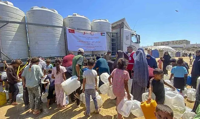 Türk Kızılay Gazze'de artan salgın hastalıklara karşı hijyen kiti ve temiz içme suyu dağıtıyor