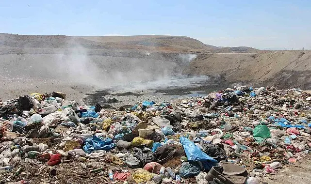 Amasya'da çevre kirliliğine yol açan çöp alanı 3 haftadır içten içe yanıyor
