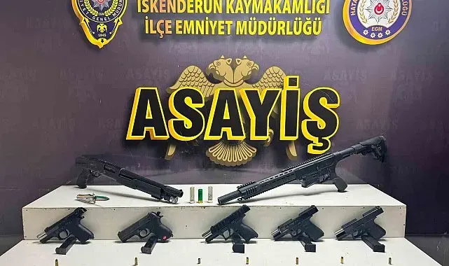 Ev ve araç kurşunlayan şahısların evlerinde yatakların arasından silah çıktı