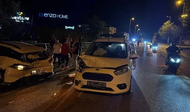 Karabük'te hafif ticari araç otomobile çarptı: 7 yaralı