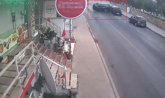 Kartal'da kontrolden çıkan otomobil araçlara çarpıp takla attı