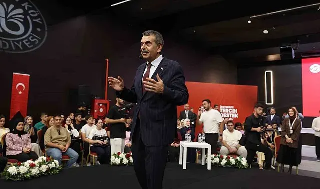 Üniversite adayları Arnavutköy'de geleceğin mesleklerini bakanlarla konuştu