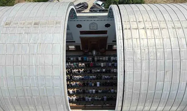 Bursa'daki 'Sunrooflu Cami' mimarisiyle dikkat çekiyor