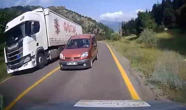 Ardahan-Şavşat karayolunda hatalı sollama araç kamerasında