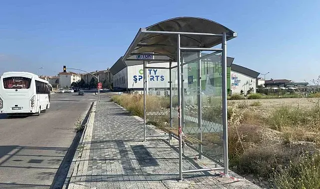 Vatandaşların tepkisi sayesinde bank gitti yerine otobüs durağı geldi