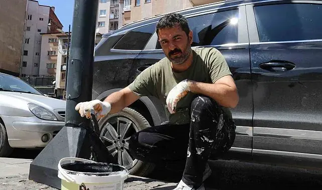 "Herşey belediyeden beklenmez" dedi, paslı ve bakımsız aydınlatma direklerini kendi imkanları ile boyadı