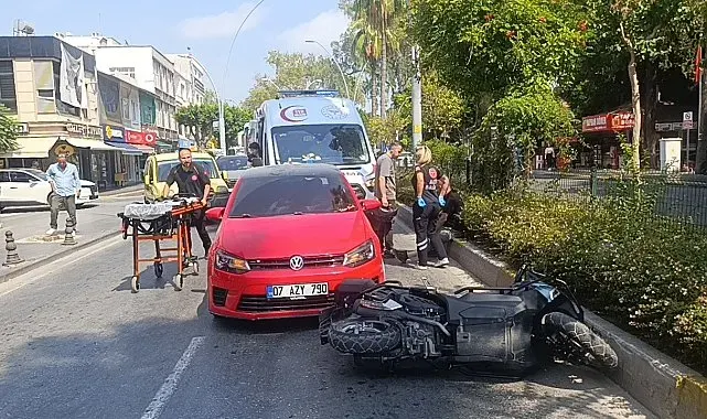 Şerit değiştiren otomobil, motosiklete arkadan çarptı