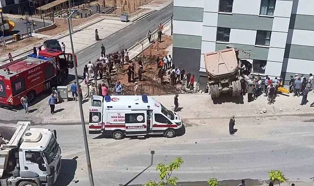Kamyon eve girdi, sürücü yaralandı