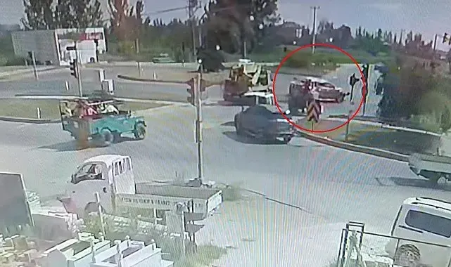 Kırmızı ışık ihlali ile gelen kaza ucuz atlatıldı