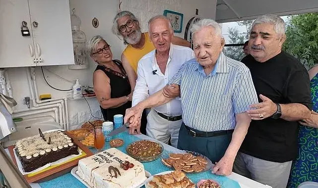 Asrı geride bıraktı, 101 yaşına komşularının alkışlarıyla girdi