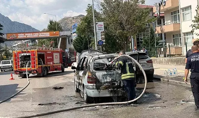 Amasya'da seyir halindeki otomobil alev alev yandı