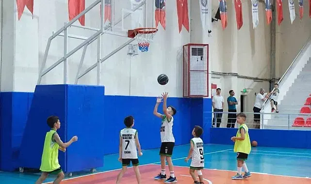 Buharkent'te genç basketbolcular kıyasıya mücadele etti