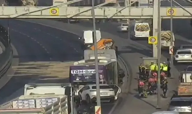 Küçükçekmece'de otomobil, İETT otobüsüne çarptı: 3 ölü
