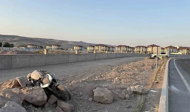 Virajı alamayan motosiklet yoldan çıktı: 2 yaralı