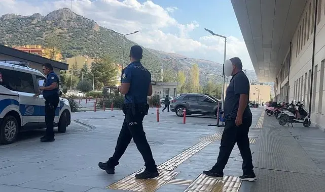 Komşular arasında araç park kavgası kanlı bitti: Baba oğul bıçaklandı