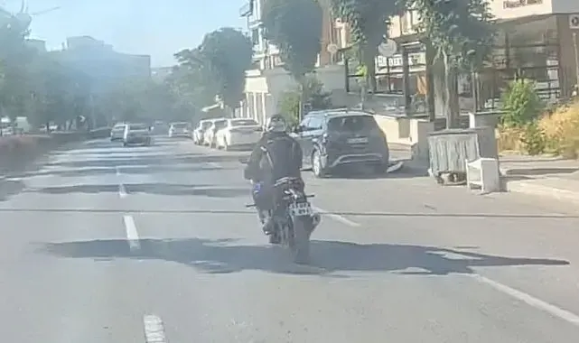 Eskişehir'de motosiklet sürücüsünün tehlikeli şovu kask kamerasına yansıdı