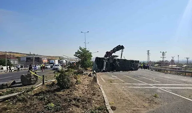 Kayseri'de yolcu otobüsünün devrildiği kazada 1 kişi hayatını kaybetti 24 kişi yaralandı