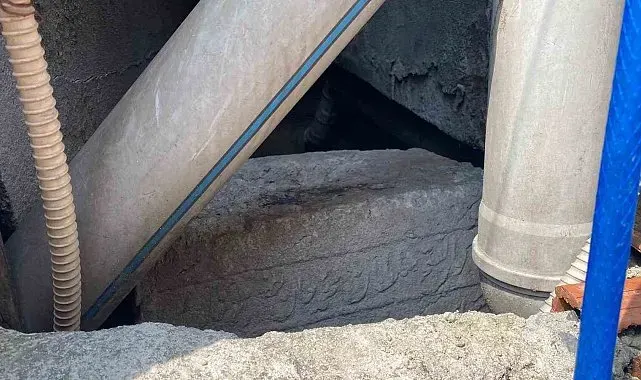 Eyüpsultan'da üzerinden borular geçen türbe harabeye döndü