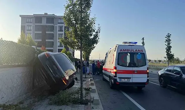 Tekirdağ'da kaldırımı aşan otomobil duvarda yan durdu