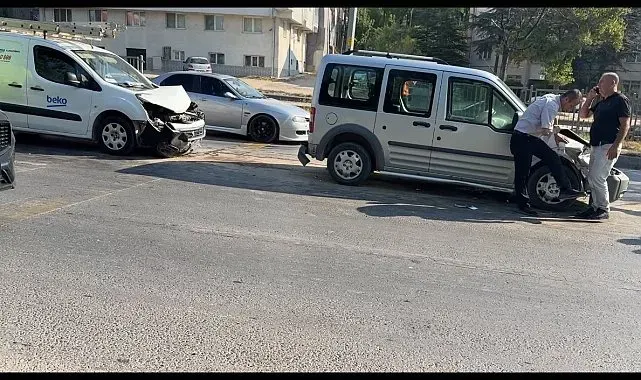 Eskişehir'de 4 aracın karıştığı zincirleme kaza: 2 yaralı