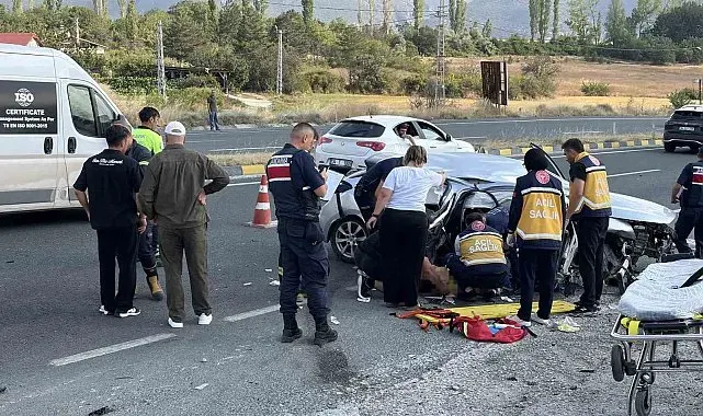 D100'de otomobil su kanalına çarptı: 2 ölü, 4 yaralı