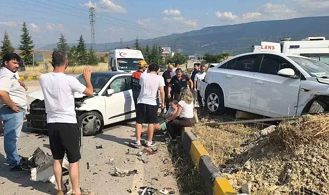 Karabük'te iki otomobil çarpıştı: 1'i ağır 7 yaralı