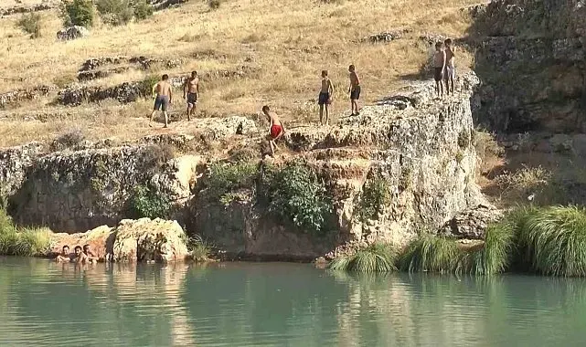 Gaziantep'te sıcaktan bunalan gençler Sıtma Pınar Çayı'na akın etti