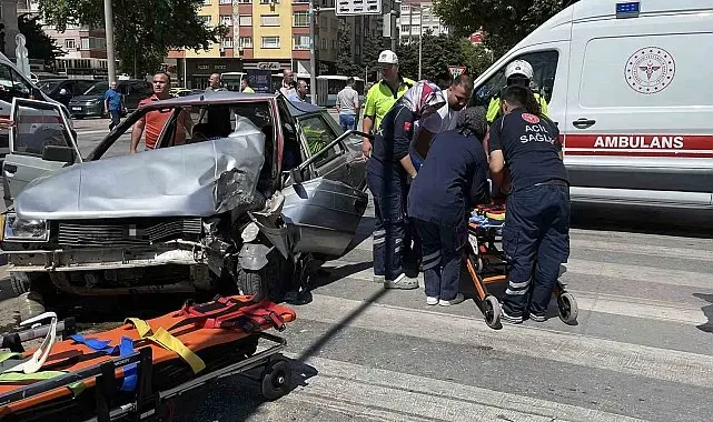Kontrolden çıkan otomobil önce yayaya ardından sinyalizasyon direğine çarptı: 2 yaralı