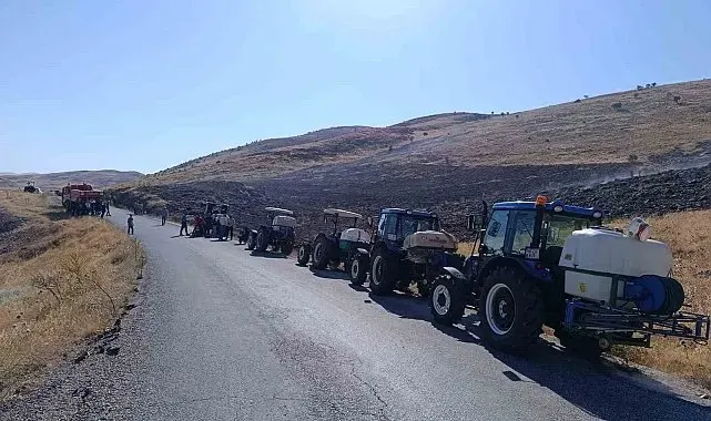 Doğanşehir'deki anız yangınında köylüler traktörleriyle seferber oldu