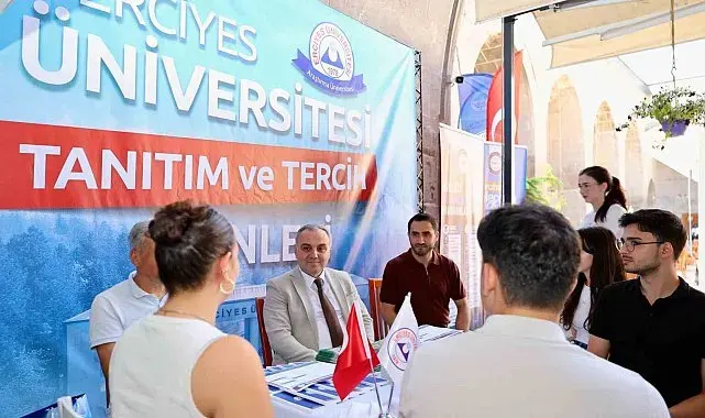 Rektör Prof. Dr. Fatih Altun, tercih danışmanlığı standında öğrenciler ile buluştu