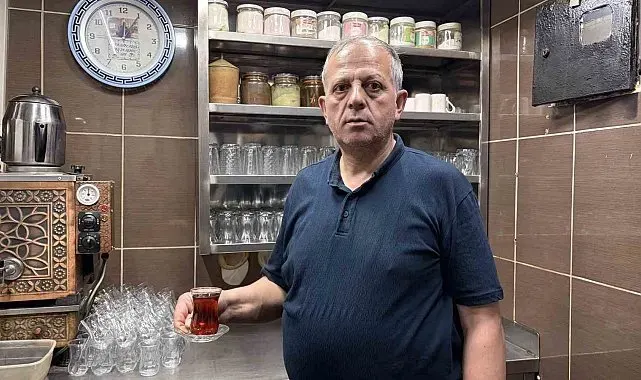4 metrekare dükkanda 43 yıldır çay demliyor