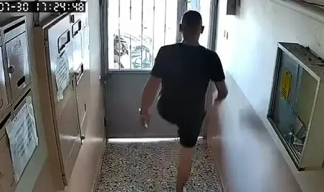 Kurye apartman kapısını tekmeleyerek açtı