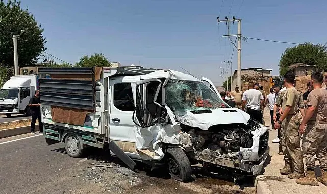 Cizre'de kamyonet ile dolmuş çarpıştı: 1'i çocuk 4 yaralı
