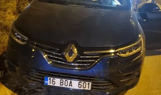 Park halindeki araca çarpan otomobildeki 2 kişi yaralandı