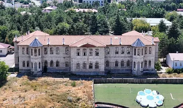Sivas'ta 1 buçuk asırdır kesintisiz eğitim veren mektep günümüzde de eğitime ışık tutuyor