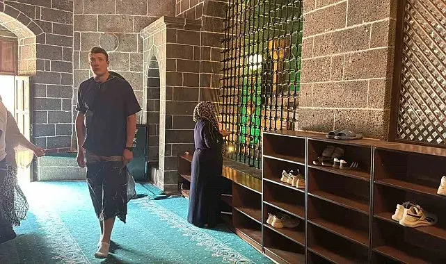Diyarbakır'da Fransız turistten cami adabı hassasiyeti: Erkek turist bacaklarını tülbentle kapattı