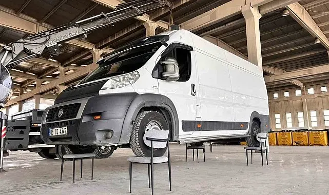 2,5 tonluk minibüsü sandalyenin üzerinde taşıdı