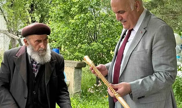 Kızılcahamam Belediye Başkanı Acar, 93 yaşındaki baston ustasını ziyaret etti