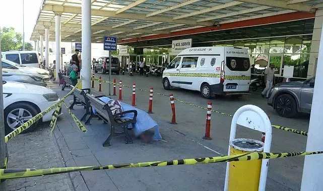 Hastane çevresinde yaşayan evsiz şahsın bankta cansız bedeni bulundu