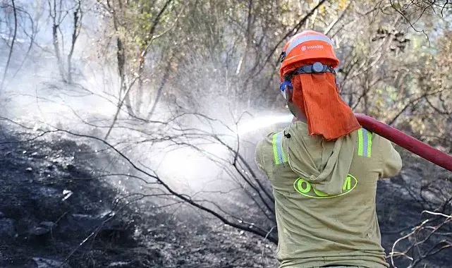 Fethiye'deki yangında zaman zaman yaşanan alevlenmelere ekipler anında müdahale ediyor