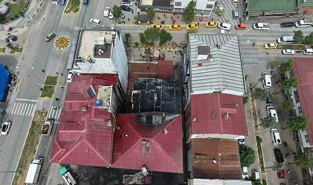 Trabzon'un Araklı ilçesinde 5 katlı binada çıkan çatı yangını söndürüldü