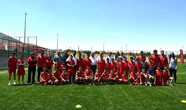 Karaman'ın Kazımkarabekir ilçesinde yaz futbol kursu açıldı