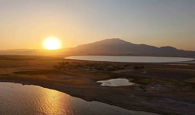 Van Gölü'nde gün batımı: Esenkıyı, Arin Gölü ve Süphan Dağı aynı karede
