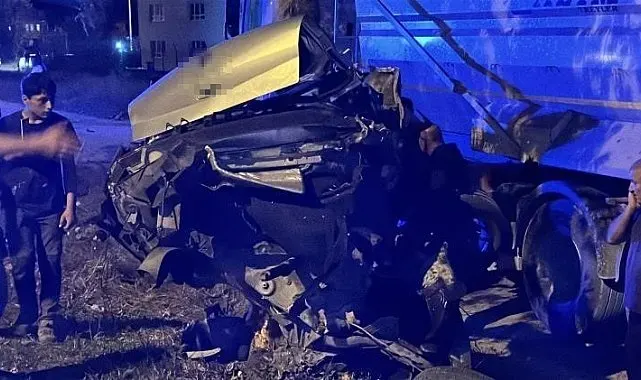 Ağaca çarpan otomobil ikiye bölündü, sürücü hafif sıyrıklarla kurtuldu