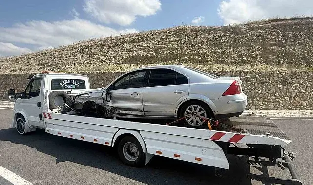 Sarıkamış'ta refüje çarpan otomobilin sürücüsü yaralandı
