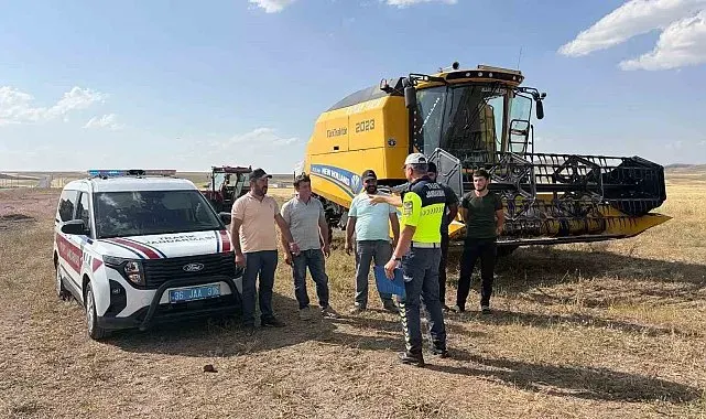 Kars'ta biçerdöver ve traktör sürücülerine kapsamlı trafik eğitimi verildi