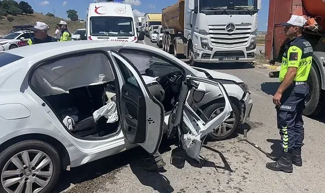 Pendik'te otomobillerin çarpıştığı kazada 2 kişi yaralandı