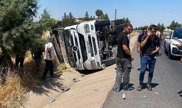 Diyarbakır'da tır devrildi: 1 yaralı